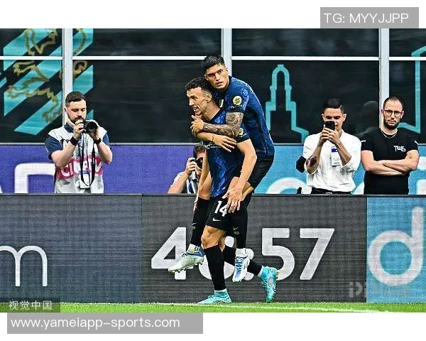 罗马诺社媒分享与金球奖得主莫德里奇合影共庆2026年新年时刻 罗马诺社媒分享与金球奖得主莫德里奇合影共庆2026年新年时刻