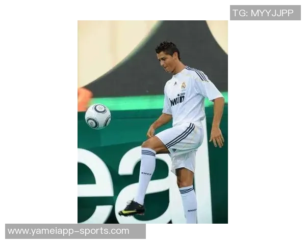 谢文能重返伯纳乌球场十多年后晒童年与C罗球衣合影感慨万千